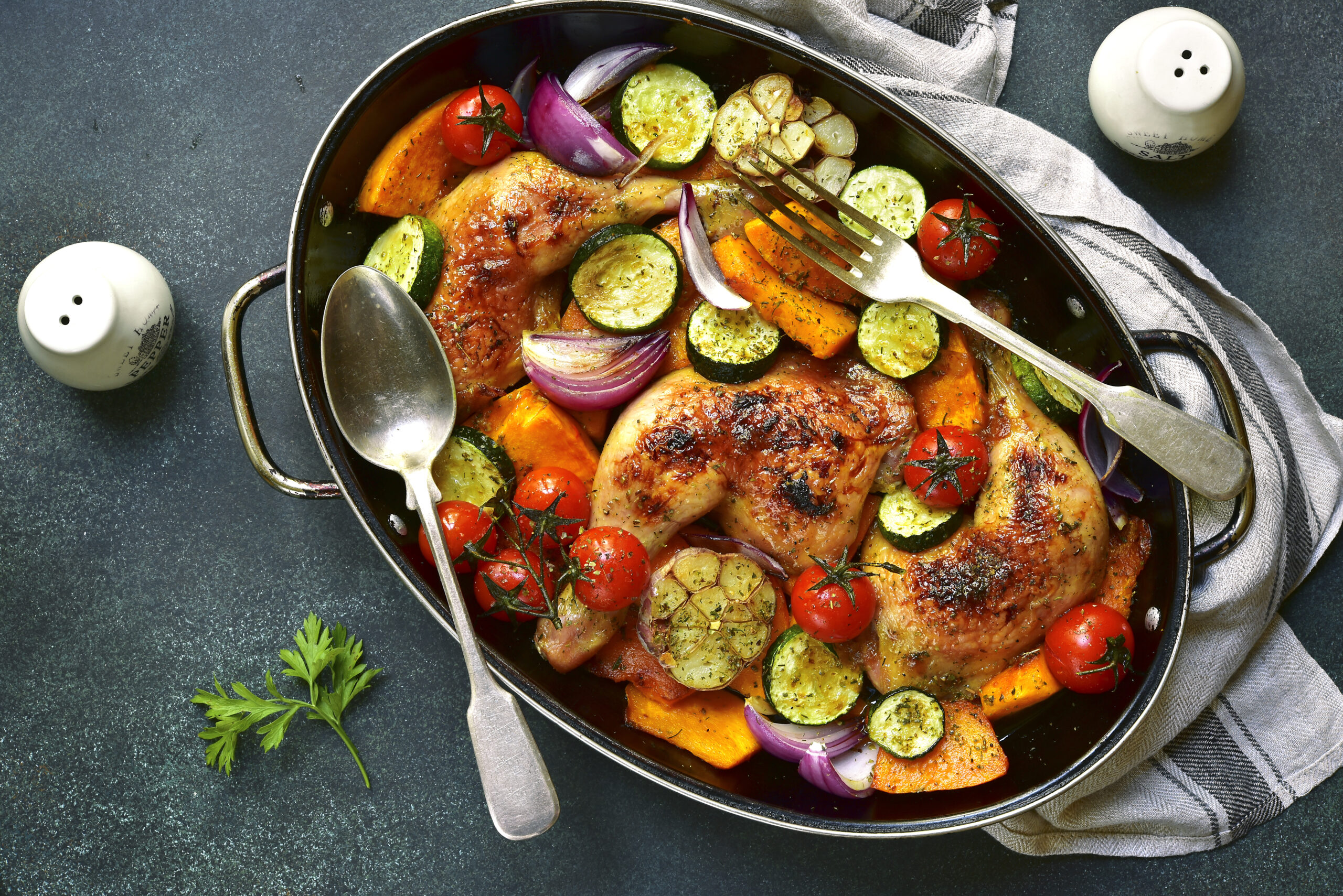 Chicken,Legs,Roasted,With,Vegetables,In,A,Skillet,Pan,Over